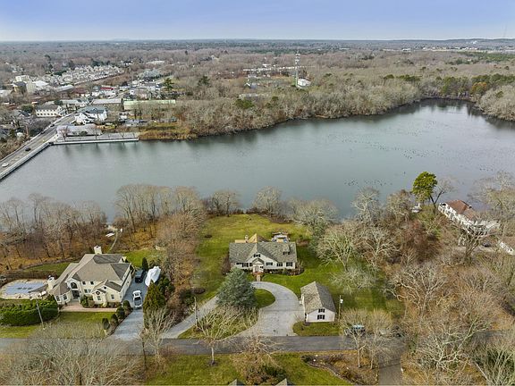 3rd image of 9 Lily Pond Ln