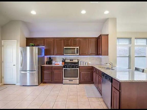 4th image of 821 Centerra Hills Cir