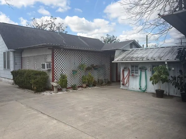 817 S Main St, Highlands, TX 77562