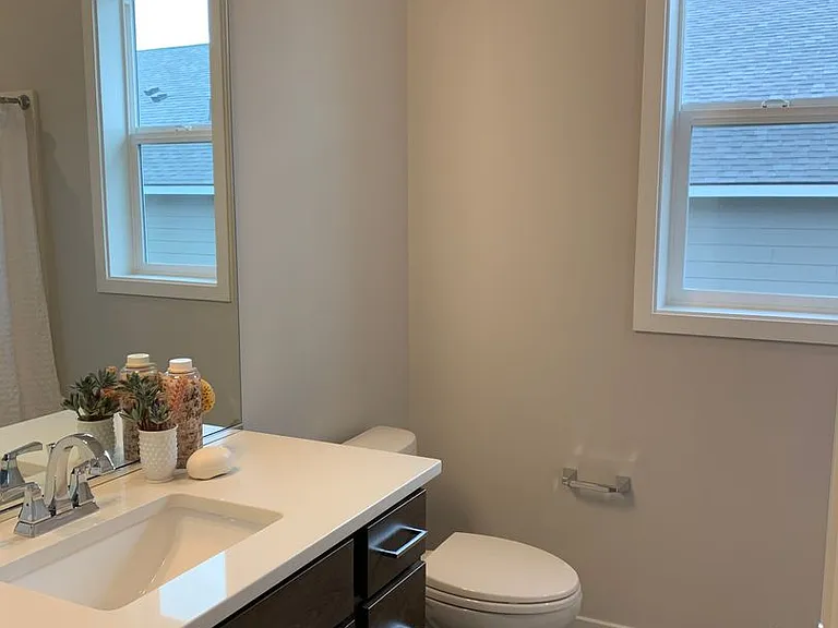 2369 Morris Ave — Photo 12