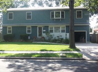 186 S Park Dr, Massapequa, NY 11758