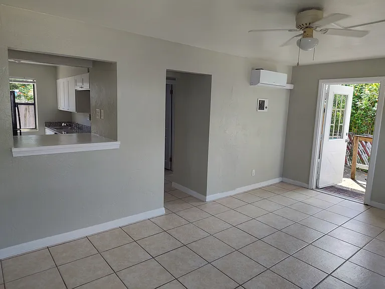 318 N Oleander Ave — Photo 6
