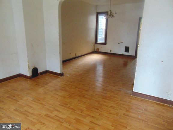 5th image of 640 York St