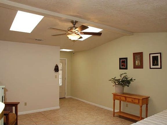 5th image of 46 Shady Oak Cir