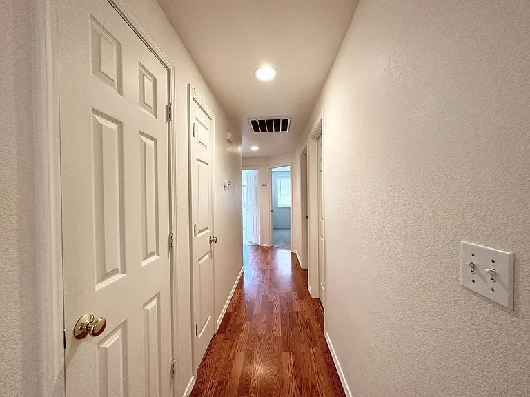 940 NW Oak Ln — Photo 5