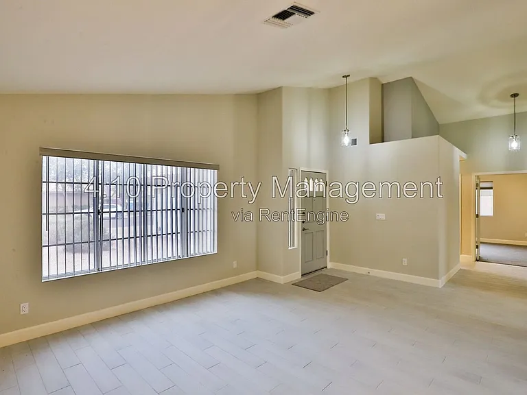 4230 E Woodland Dr — Photo 5
