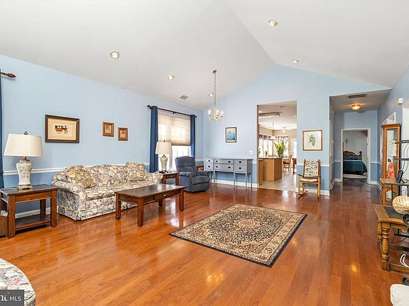 3rd image of 14 Hummingbird Dr