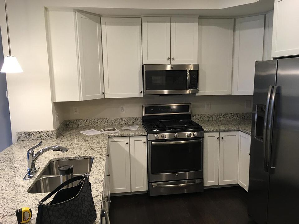 Kitchen w/ upgraded appliances