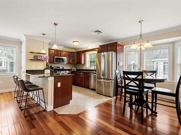 3rd image of 580 Quarry St #4