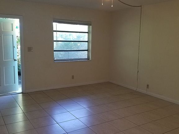 3rd image of 419 SE 19th St APT 3