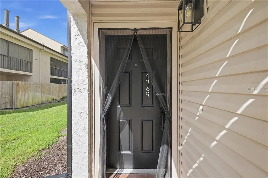 1 bed, 1.0 bath, 817 sqft, $1,395 — Photo 2