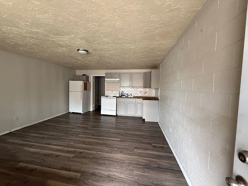 Studio, 400 sqft, $900 — Photo 3