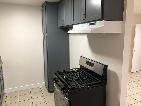 4th image of 14609 Saticoy St #3