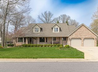 8 Oak Creek Dr, East Peoria, IL 61611