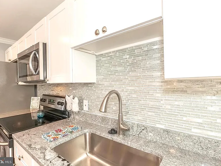 7 Robinson Ave — Photo 4