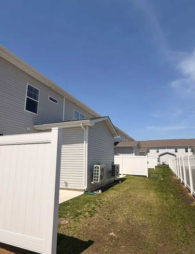 3 bed, 2.5 bath, 1642 sqft, $1,900 — Photo 3