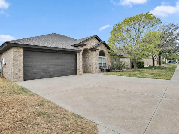 611 N 7th St, Wolfforth, TX 79382