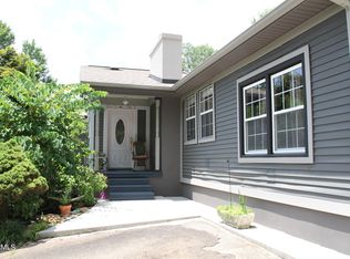 1331 N Briscoe Cir, Knoxville, TN 37912