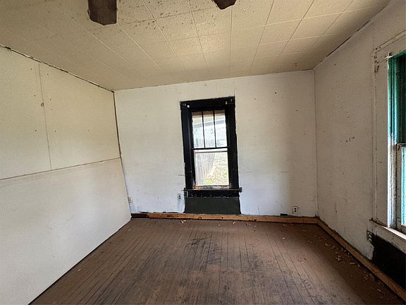 2nd image of 115 E Hallie St