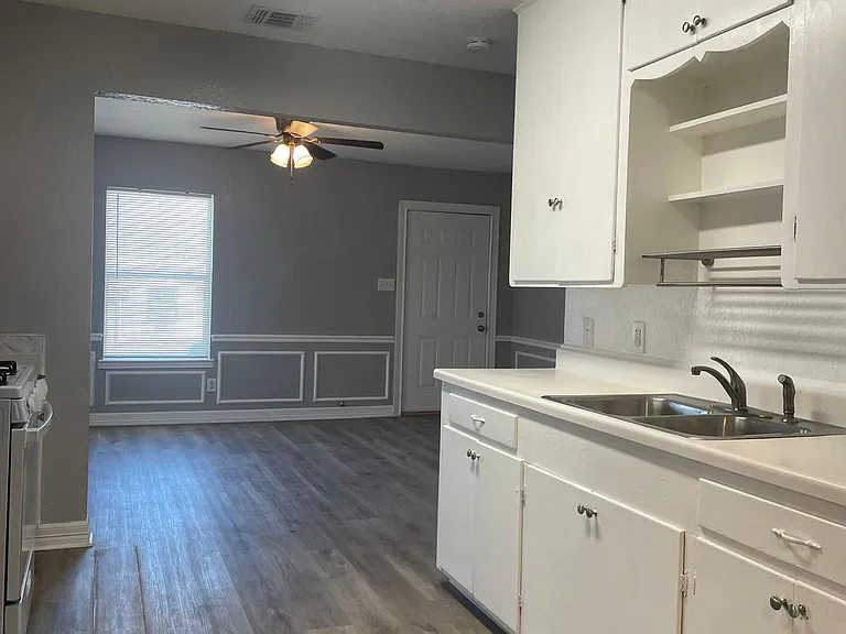 1074 Poinsettia — Photo 11