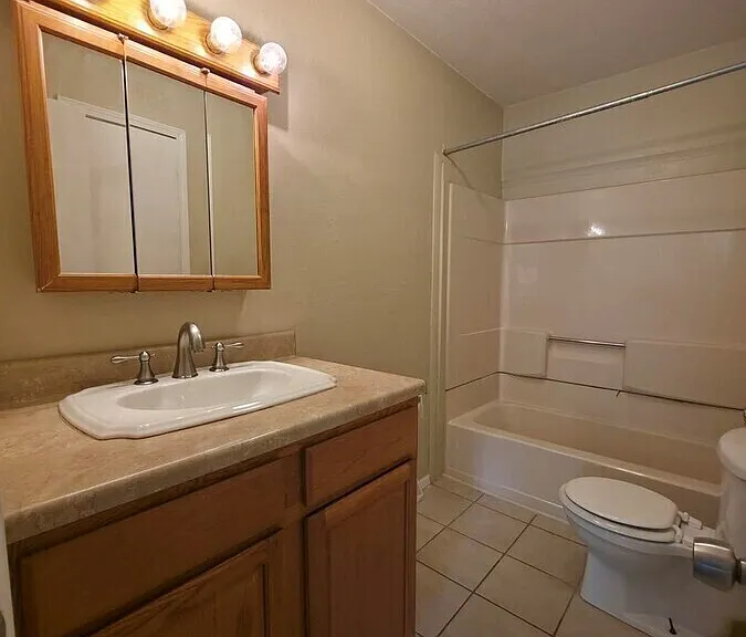 3837 NE Colonial Dr — Photo 9