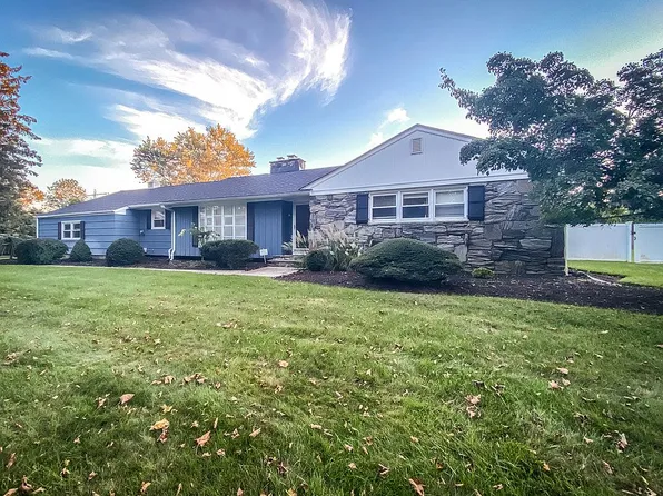 48 Laurelwood Dr, Colts Neck, NJ 07722