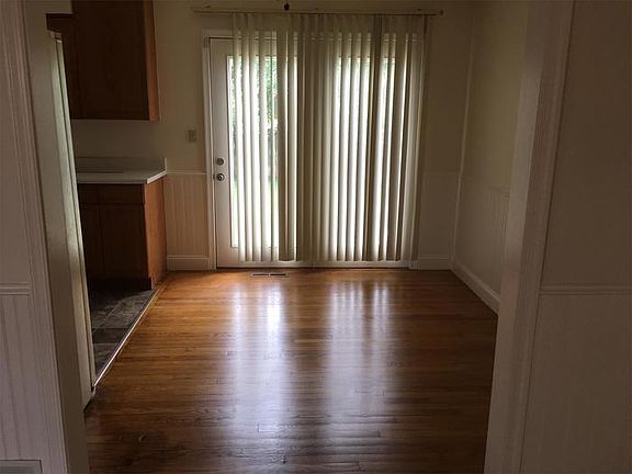 4th image of 21 Roberta Ct
