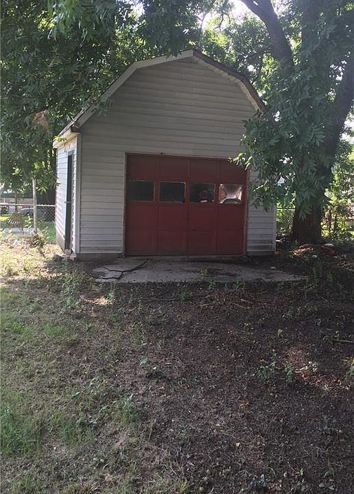 2nd image of 826 Carolina Ave