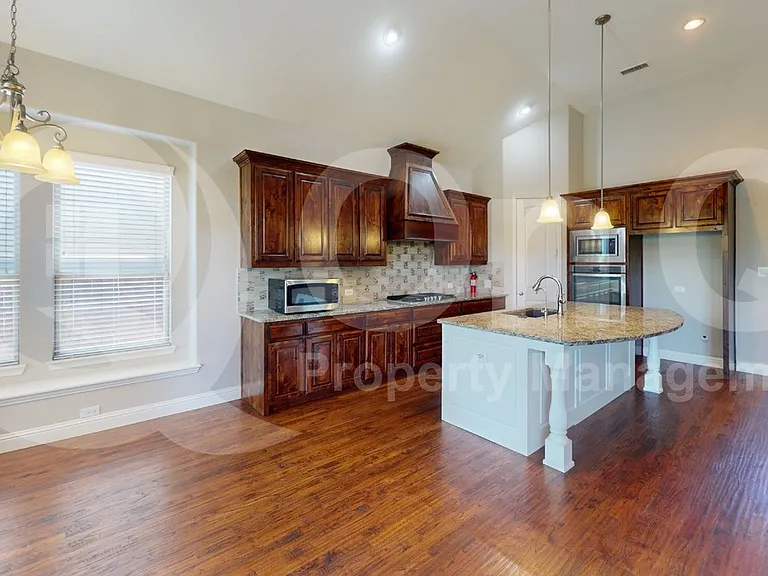 901 Colby Dr — Photo 4