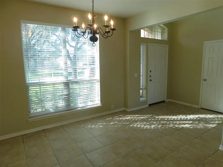 2511 Sunlight Ln — Photo 7
