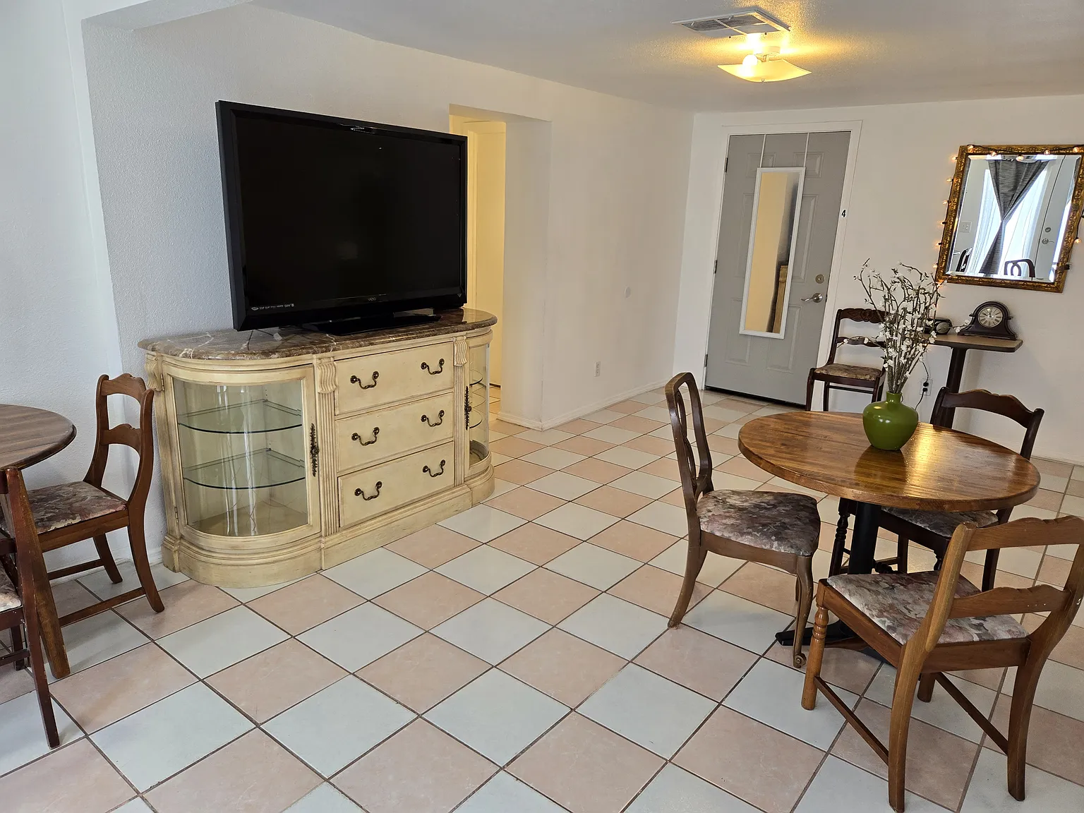 6 bed, 1347 sqft, $599 — Photo 3