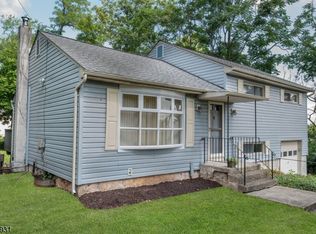 11 Appletree Ln, Morris Plains, NJ 07950