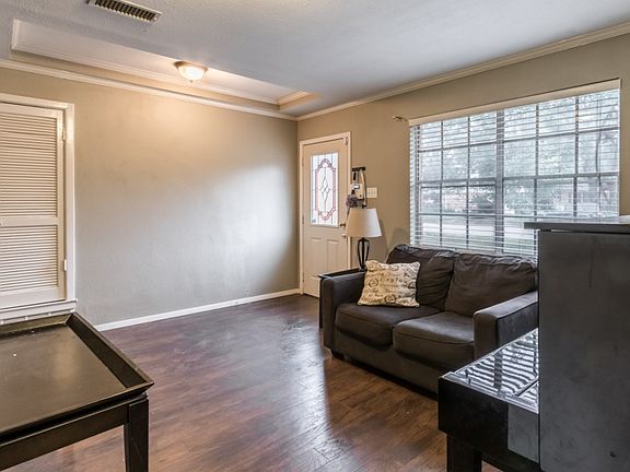 4th image of 604 Meadowcrest Dr