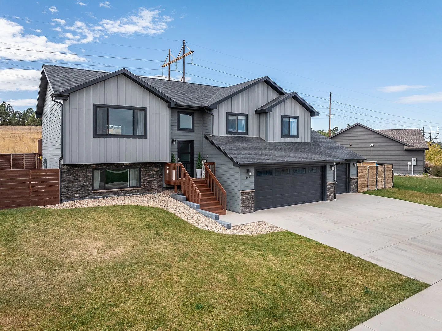 4 Bed | 3 Bath | Triple Car Garage | South | Pet Negotiable — Photo 2