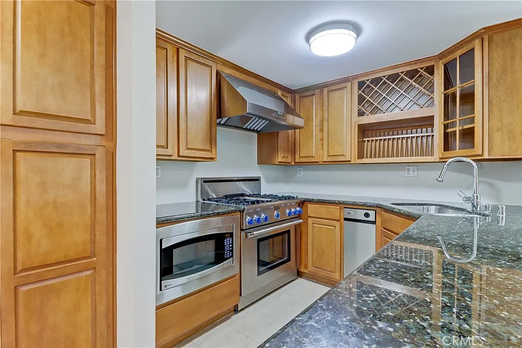 1 bed, 713 sqft, $2,400 — Photo 4