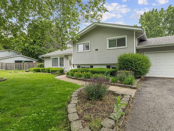 2nd image of 28W166 Hillview Dr