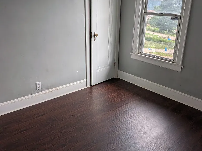 2128 Varley St — Photo 6