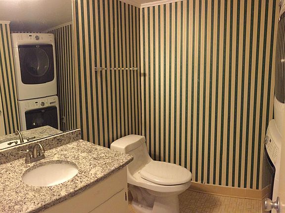 Guest 1/2 bath with provided washer/dryer