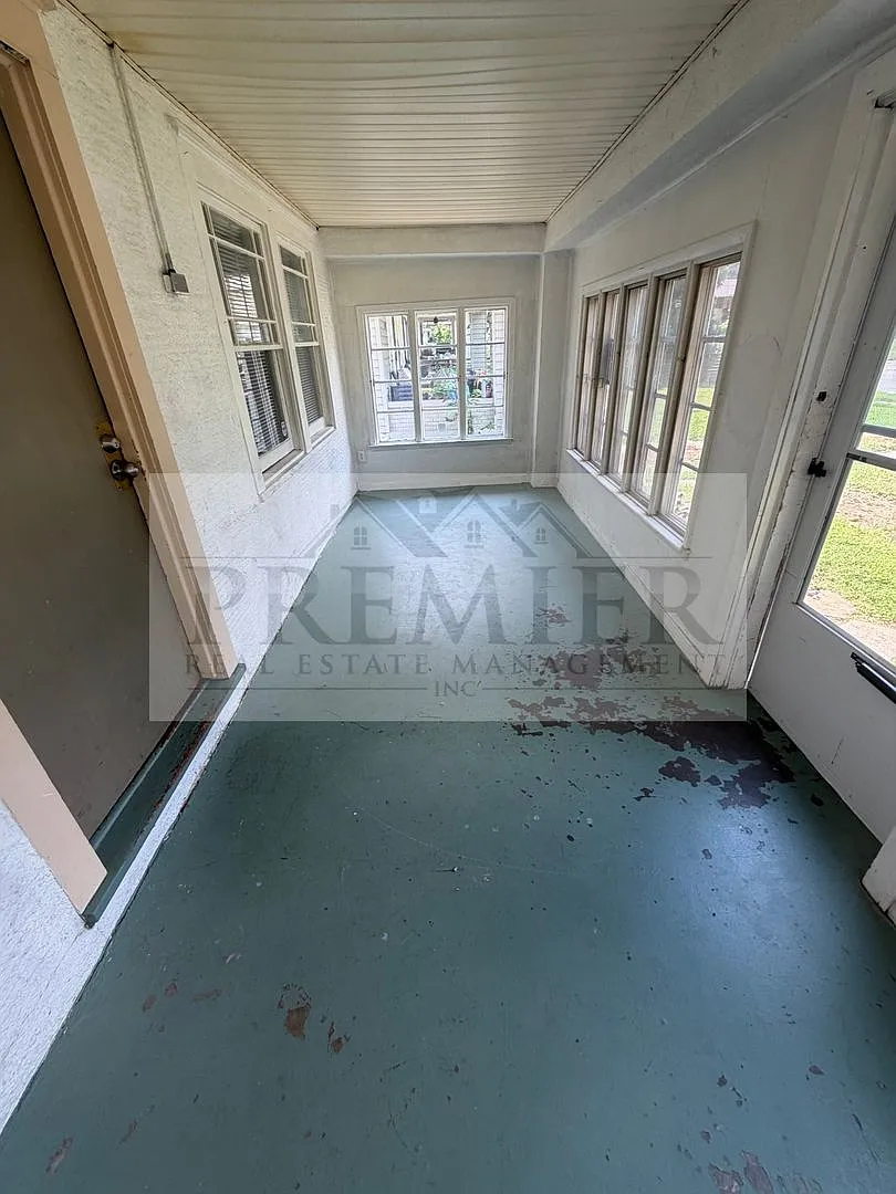 5607 Virginia Ave Kansas City , MO 64110 Ranch Style House //Rent: $1250 Deposit: $1250 — Photo 2