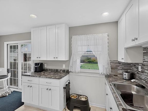 4th image of 6829 W Arthur AVENUE