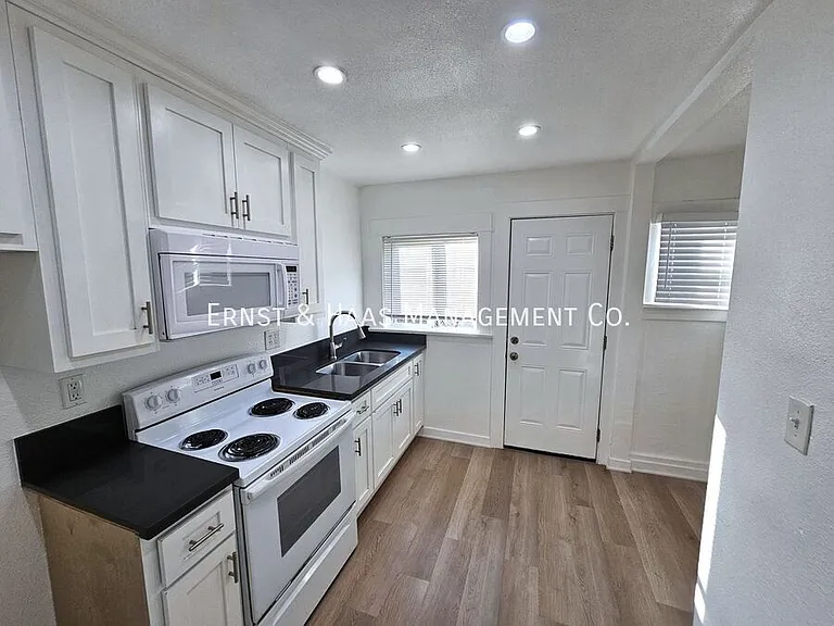 1527 Junipero Ave #15 — Photo 4