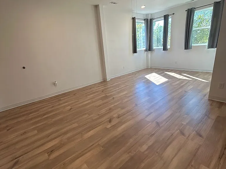 401 1st Ave — Photo 3