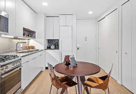 4th image of 70 W 37th St #521