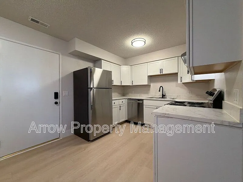 2 bed, 1.0 bath, 834 sqft, $995 — Photo 3