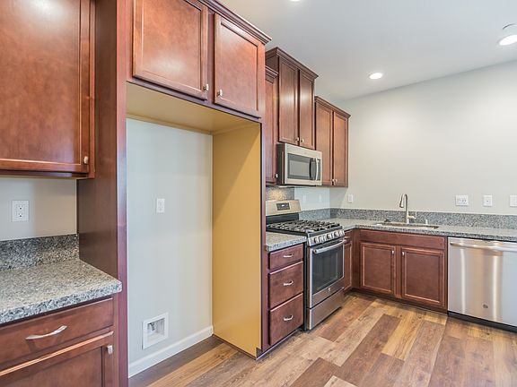 5th image of 198 Esfahan Dr Unit 1-1A