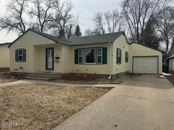 1037 2nd St NE, Watertown, SD 57201