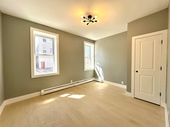 12 Grant Avenue image 6 of 8