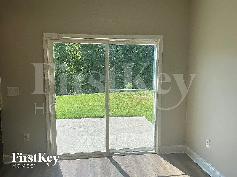 4 bed, 2.5 bath, 2018 sqft, $2,295 — Photo 2