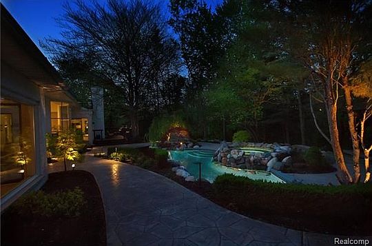 5th image of 1290 Lakeside Dr