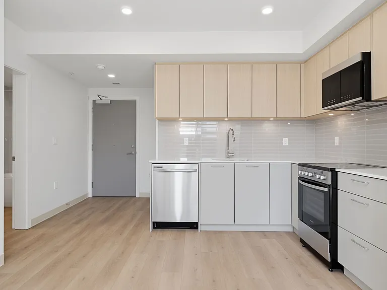 1529 Oxford St — Photo 58